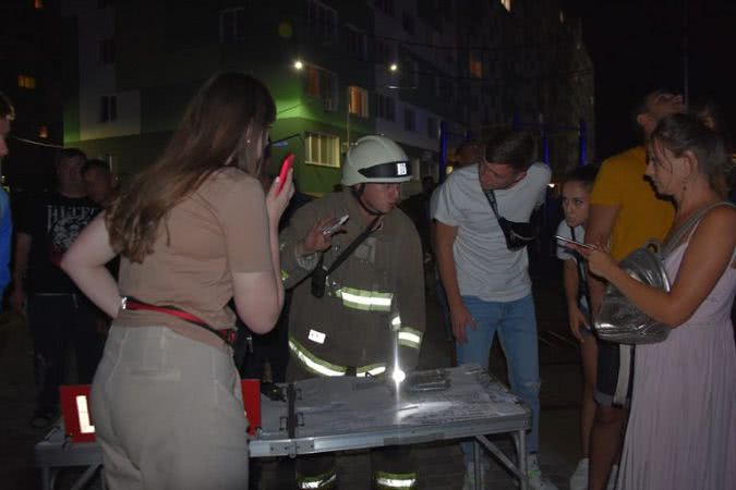В Одессе с большими трудностями потушили пожар в высотке (видео)
