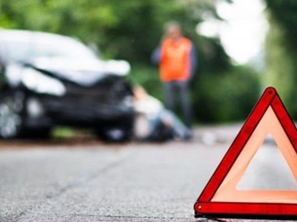 На Одещині автомобіль врізався в дерево, постраждало четверо людей