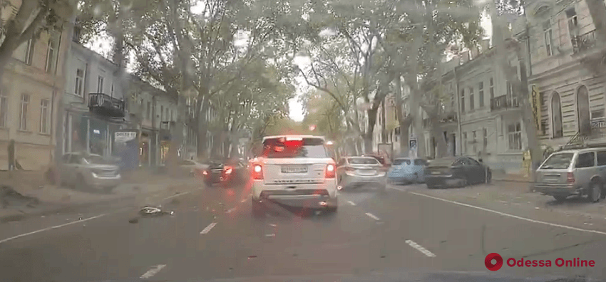 В центре Одессы легковушка влетела в припаркованное авто (видео)