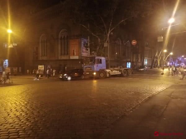 На Пушкинской столкнулись грузовик и кроссовер