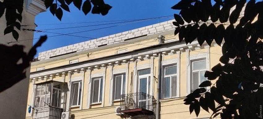 В Одессе на крыше памятника архитектуры строят мансарду