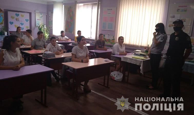 Поліцейські Одещини перевіряють, як проходить освітній процес у школах під час карантинних обмежень