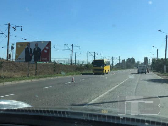 На трассе Одесса-Черноморск ведутся работы по дорожной разметке