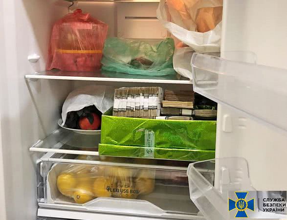 «Лимоны» рядом с лимонами: СБУ нашла коррупционные деньги в холодильнике работников «Укрзализныци»
