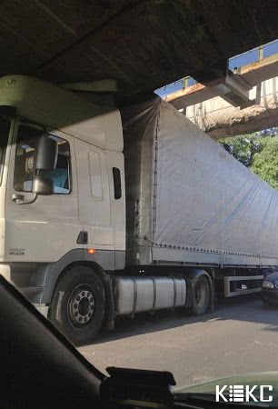 Фура не прошла туннельный мост на улице Краснослободской, контейнер застрял (фото)