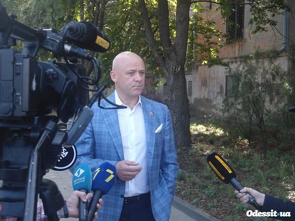 Современное освещение, удобные скамейки и арт-объекты: открыта первая очередь бульвара Жванецкого (фото)