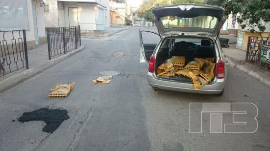 Житель Черноморска своими силами латал ямы на Утреннем рынке (фото)