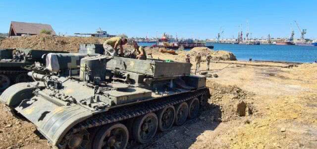 “Делфи” в Черноморске вытаскивали военной техникой (фоторепортаж)