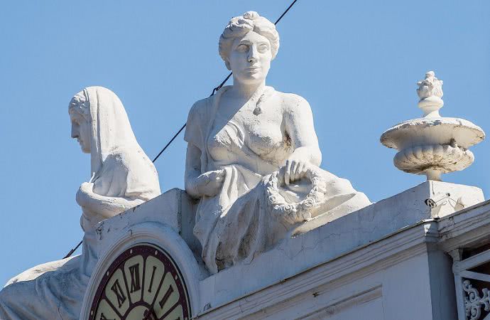 Знаменитые одесские скульптуры на здании мэрии реставрируют