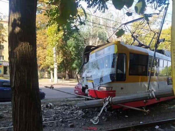 В Одессе трамвай сошел с рельсов: пострадали два человека