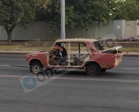 В Одессе посреди дороги заметили необычное авто без дверей и стекол: фото