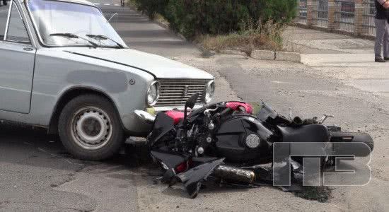 На въезде в Черноморск мотоцикл столкнулся с легковушкой