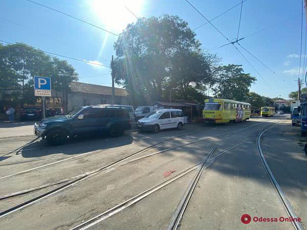 Возле Привоза два автохама заблокировали движение трамваев