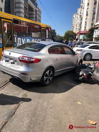 На Пантелеймоновской столкнулись легковушка и мопед — парализовано движение трамваев