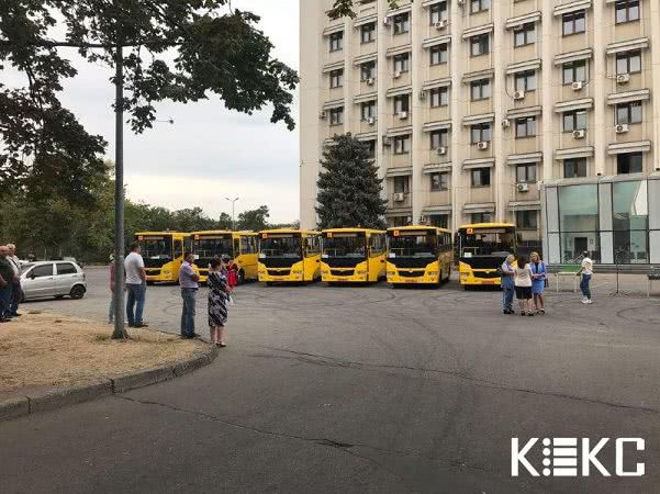 Школам Одесской области выдали автобусы (фото)