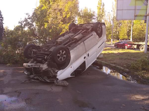 ДТП возле Суворовского суда: машина вылетела с дороги и перевернулась