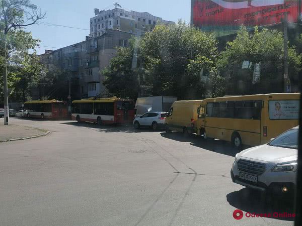 Центр Одессы сковали автомобильные пробки