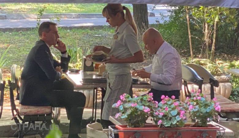 Главный санврач и бывший министр здравоохранения обедали в одесском ресторане с нарушением карантинных норм
