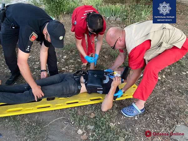 В Одессе легковушка влетела в столб — водителя зажало в салоне (фото)