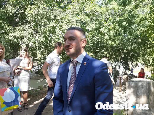 Первый звонок в Зеленом театре: город организовал яркое начало учебного года для первоклассников и выпускников (фото)