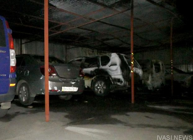 На Бочарова горела автостоянка: сгорели автомобили