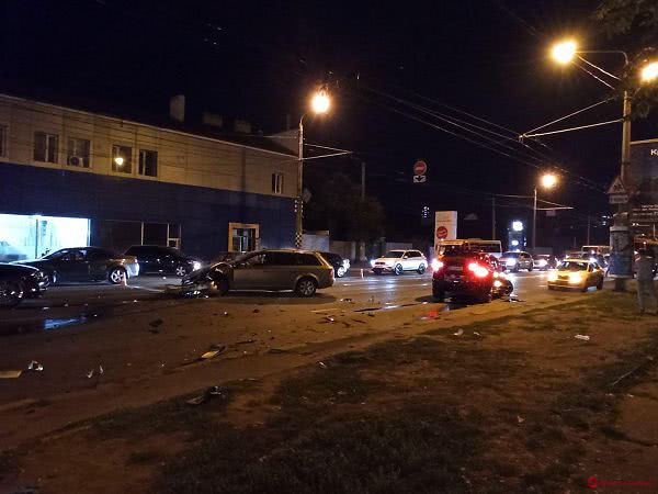 На Комарова произошло элитное ДТП — есть пострадавший