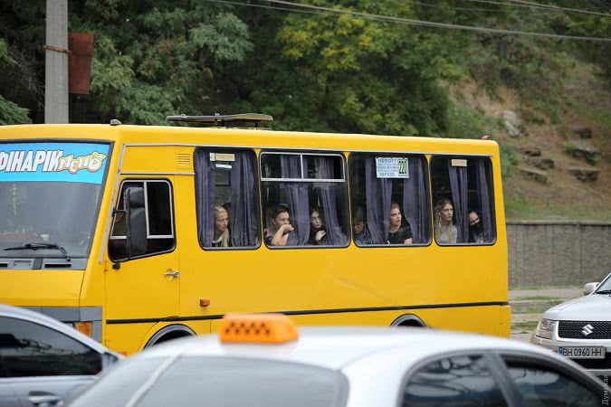 В маршрутках жители Одессы ездят без масок