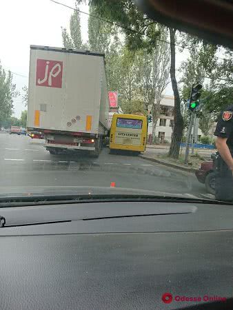 ДТП с участием фуры и маршрутки стало причиной пробки на Пересыпи