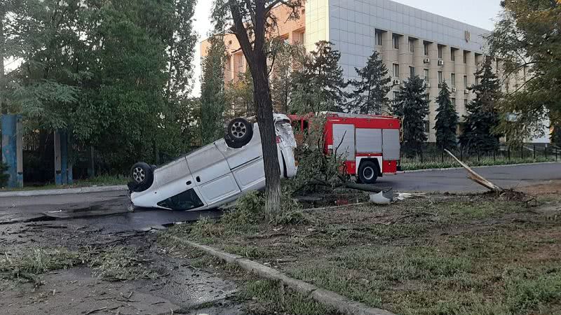 В Одесі автівка перекинулася на кришу: постраждав водій
