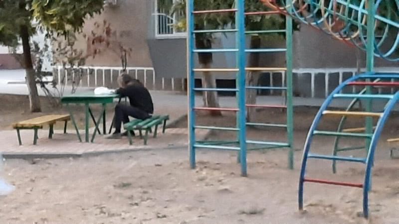 Куда обращаться? Жители Измаила жалуются на бомжей, оккупирующих детские площадки