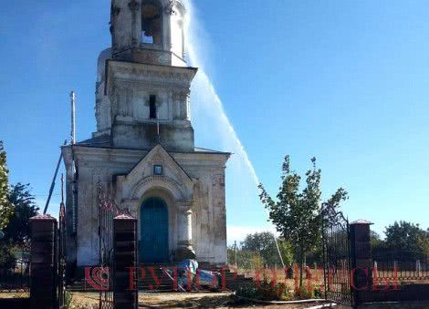 Сегодня утром в Одесской области загорелась старинная церковь