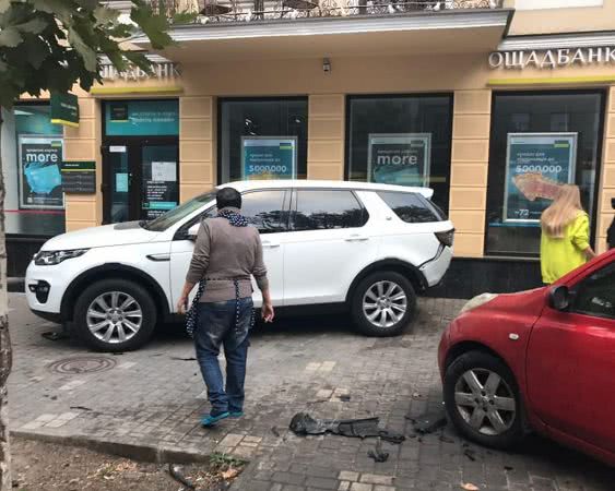 «БМВ» протаранил 4 авто в центре Одессы, есть пострадавший (ФОТО)