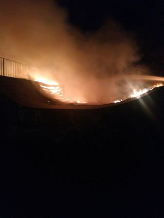 Ночной пожар уничтожил скейт-парк в Черноморске: подозревают поджог (фото)
