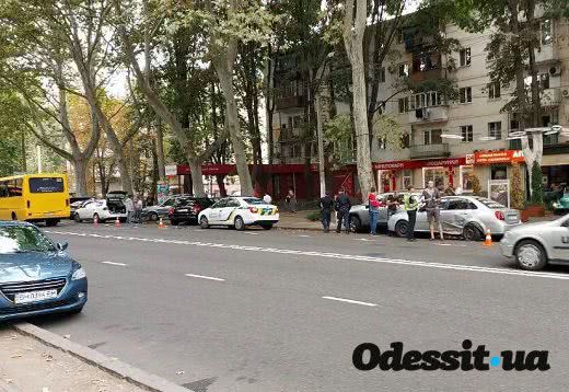 На проспекте Шевченко иномарка на скорости врезалась в пять авто (фото)