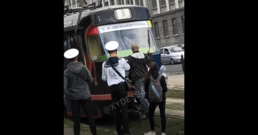 В Одесі пасажири перекрили дорогу трамваям у знак протесту (відео)