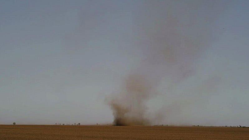 Хорошо, что не торнадо: в Татарбунарском районе пронёсся пылевой вихрь (видеофакт)