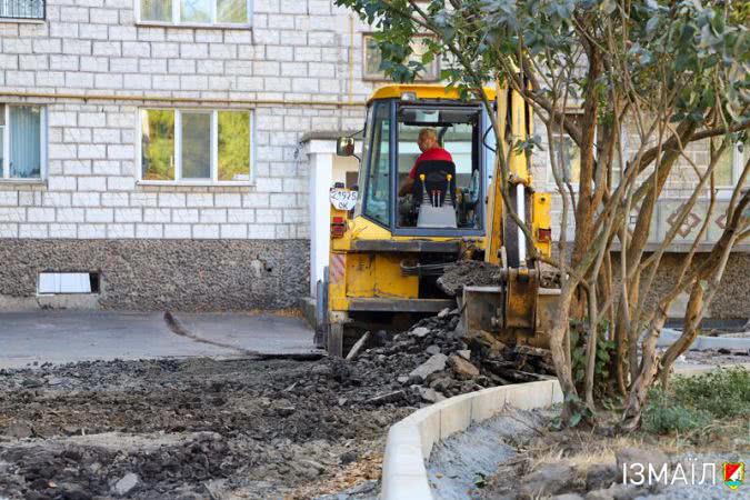 В Измаиле с началом осени не прекращаются работы по благоустройству дворов и тротуаров - фотоотчёт