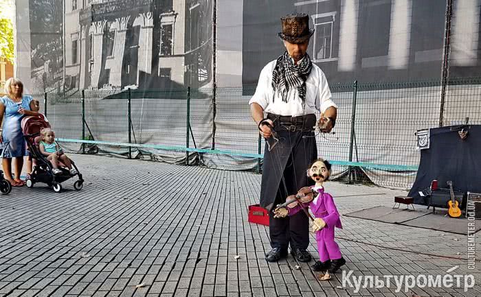 В центре Одессы выступает уличный театр кукол (фото)