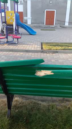 Неизвестные разломали скамейку и пластмассовую горку в килийском Сквере Флага (фотофакт)