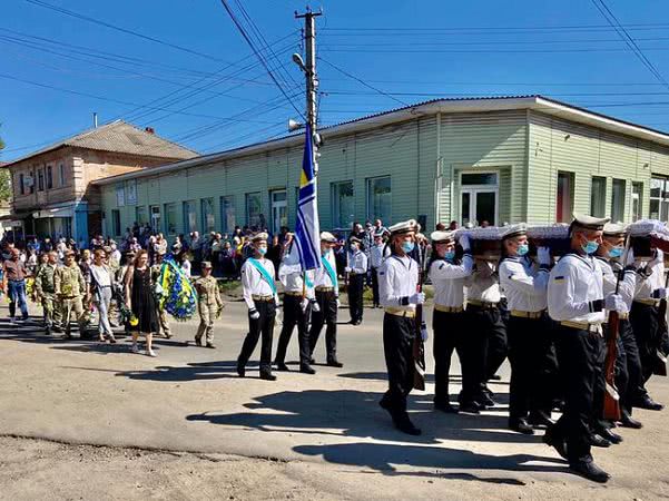 Погибшего на Донбассе матроса Руслана Волкова похоронили в Одесской области 02