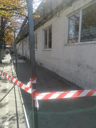 В Аккермане перекрыли часть тротуара вдоль городского рынка: начинается ремонт крыши молочного корпуса