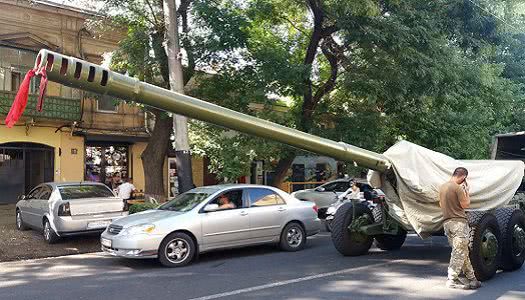 У центрі Одеси потрапила у ДТП армійська вантажівка з гаубицею. ФОТО