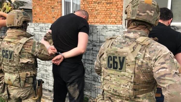 Семейный "бизнес": начальник Тернопольской налоговой с сыном вымогали у мужчины 40 000 долларов