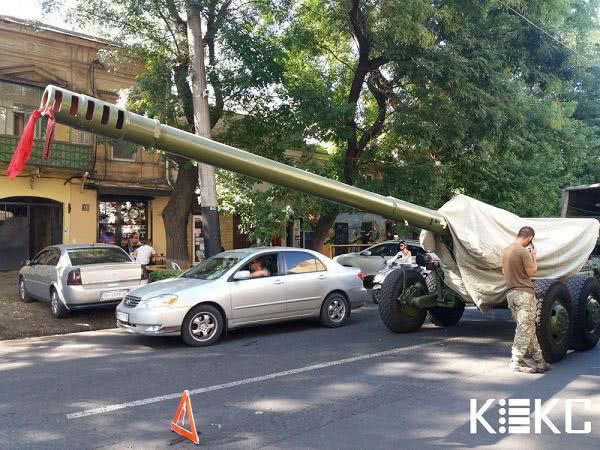 Вчера в центре Одессы армейский грузовик с пушкой на лафете врезался в «Мерседес»