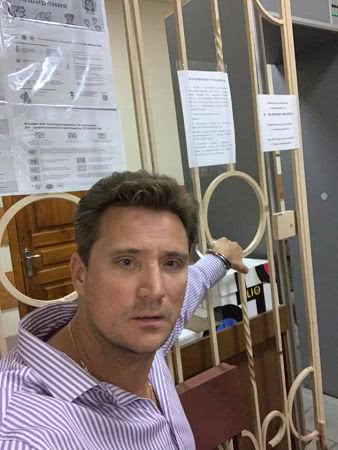 Дело об убийстве жителя Авдеевки сбушниками: адвокат почти сутки сидит в суде, прикованный наручниками Дело об убийстве жителя Авдеевки сбушниками: адвокат почти сутки сидит в суде, прикованный наручниками