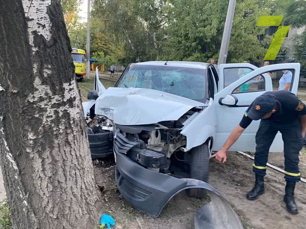 «Рено» против придорожного дерева: водитель и два пассажира в больнице (фото)