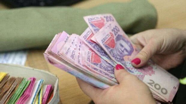 Украинцам массово задерживают зарплаты