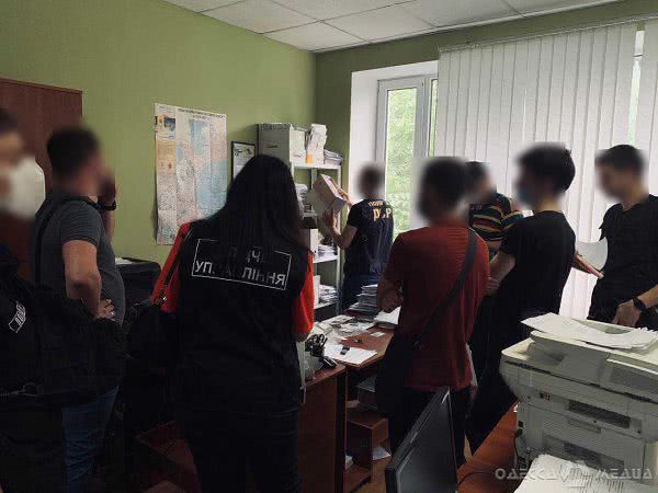 Госчиновник из Одессы за взятку в 400 долларов может сесть за решетку на 10 лет (фото)