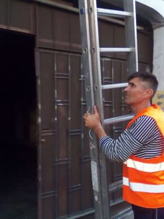 Жители аварийного дома пишут мэру Одессы приглашения на плакатах и цепляют на фасад (фото)
