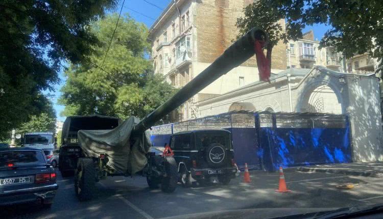 В центре Одессы военный грузовик с крупнокалиберным орудием на прицепе столкнулся с легковушкой (фото)